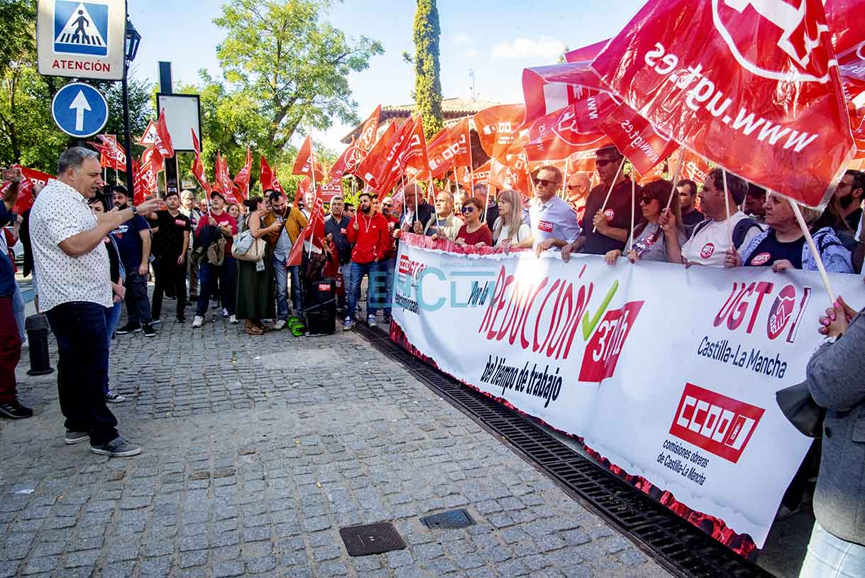 Masiva concentración sindical a las puertas de Fedeto, en Toledo. Foto: Rebeca Arango.