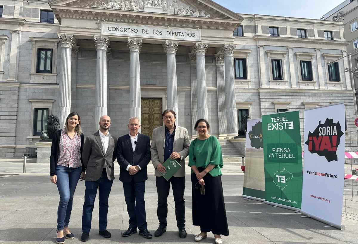 Cuenca Ahora, Soria ¡Ya! y Teruel Existe protestas en el Congreso.