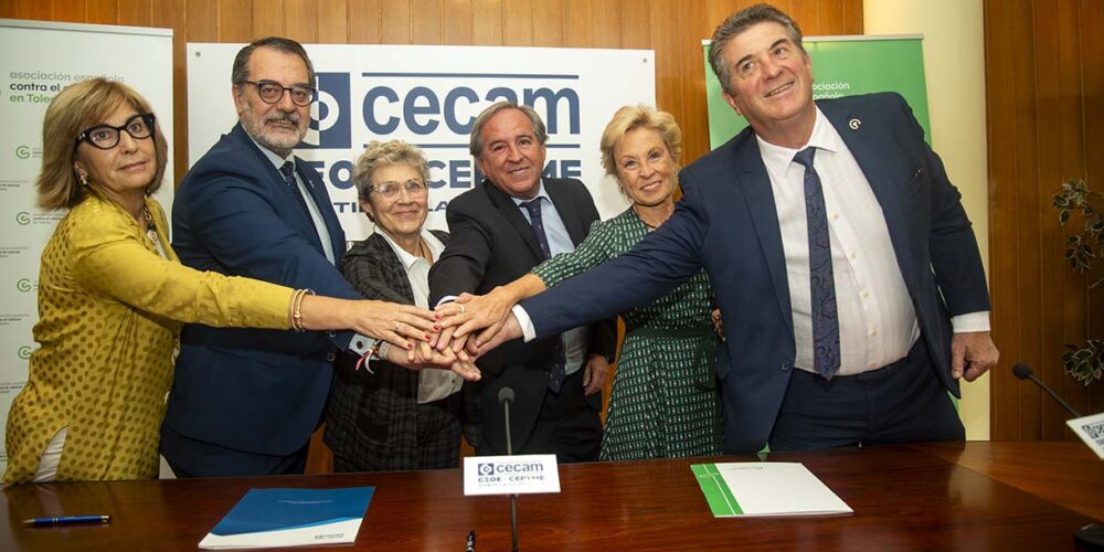 Foto de familia del acuerdo entre AECC y cecam. Foto: Rebeca Arango.