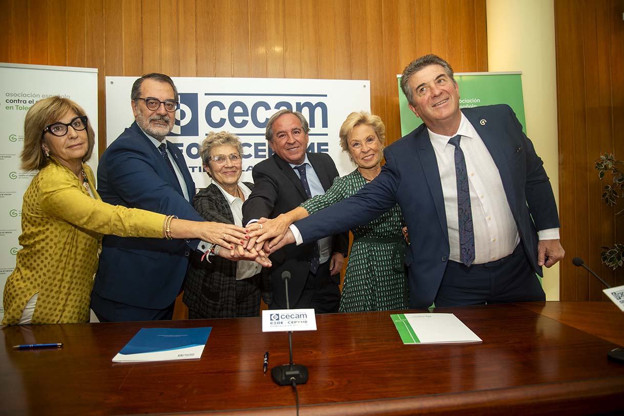 Foto de familia del acuerdo entre AECC y cecam. Foto: Rebeca Arango.