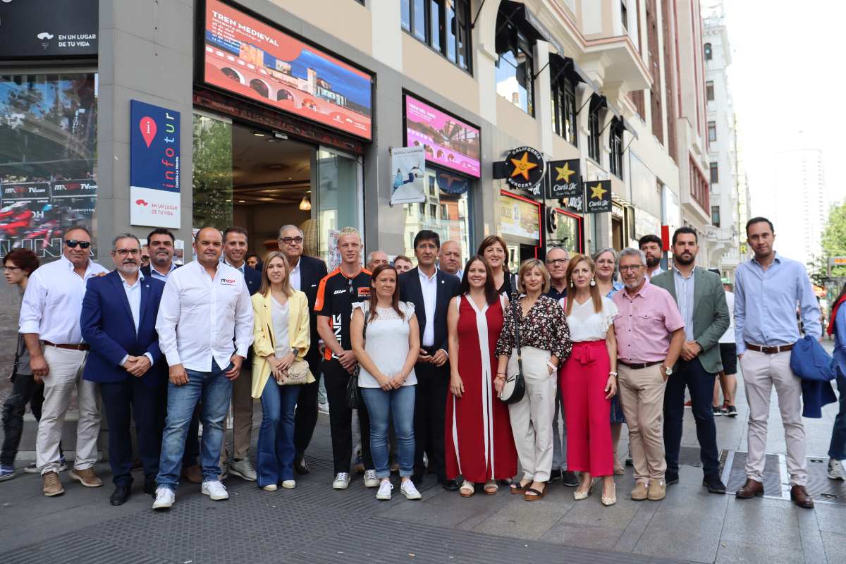 Asistentes a la presentación en Madrid del Mundial de motocross en Cózar.