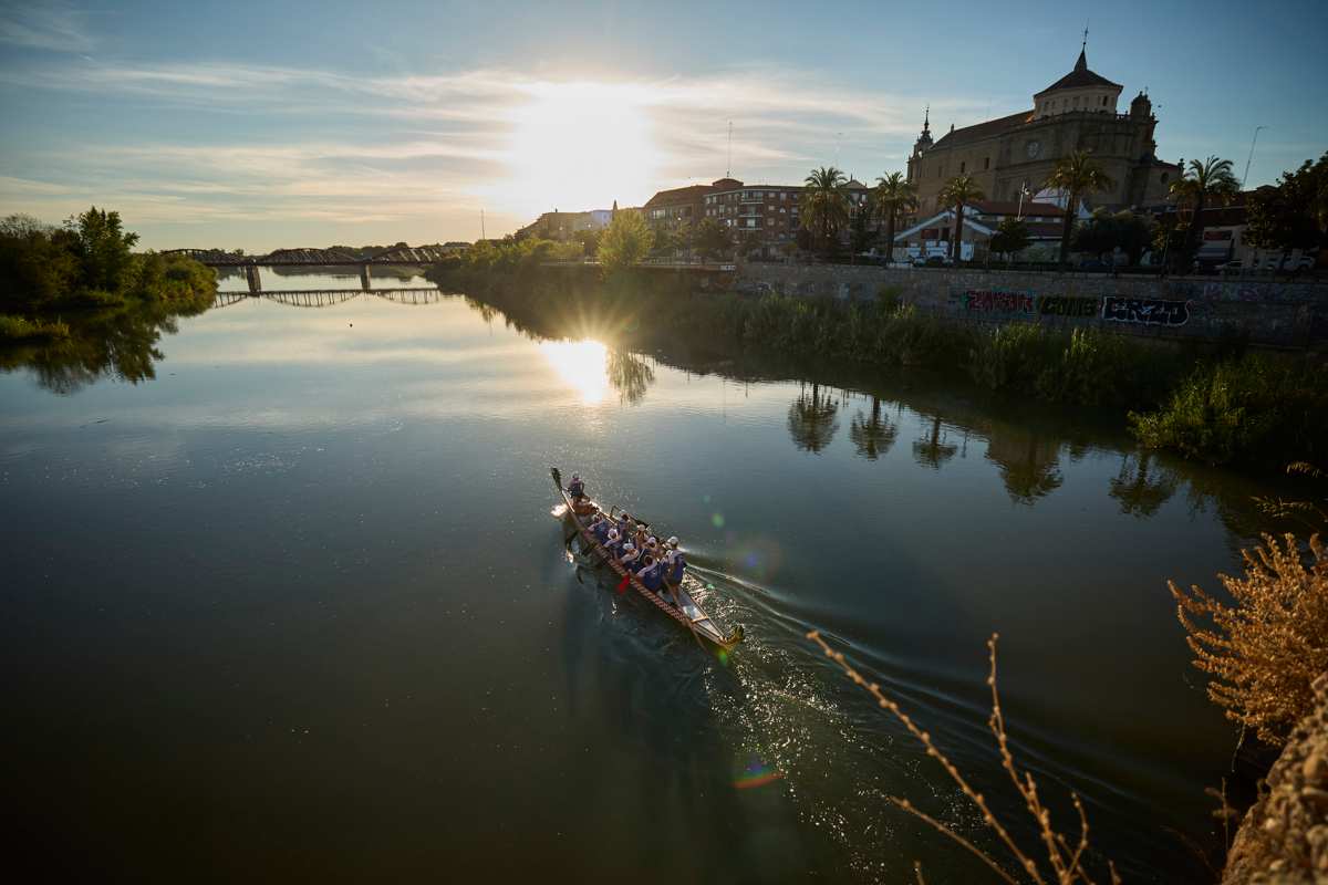 'Las Dragonas del Tajo' en Talavera de la Reina. EFE/ Manu Reino.