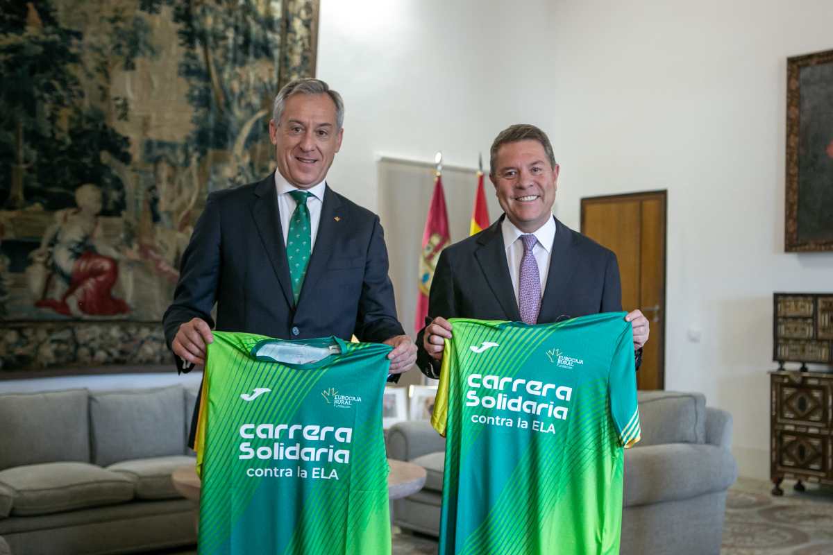 Javier López Partín y Emiliano García-Page, con la camiseta de la Carrera Solidaria contra la ELA.