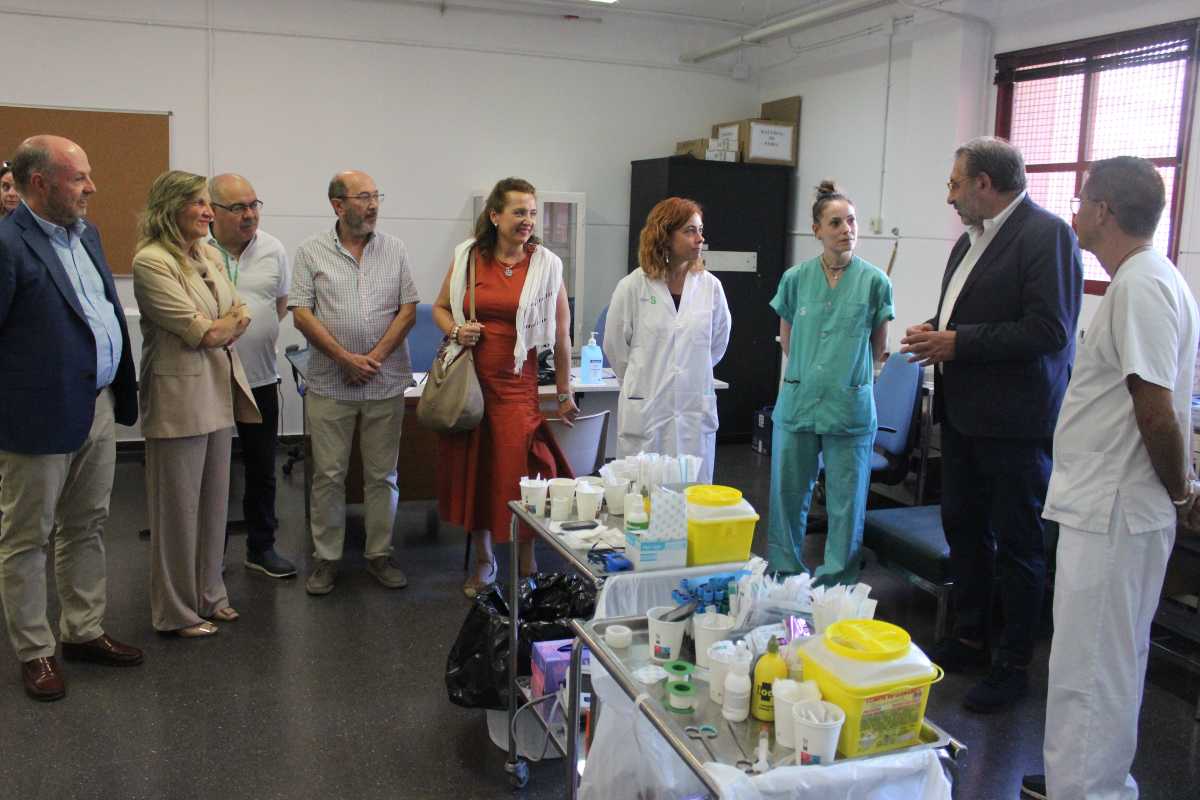 Visita del consejero de Sanidad, Jesús Fernández Sanz, al puesto sanitario en la feria de Albacete.