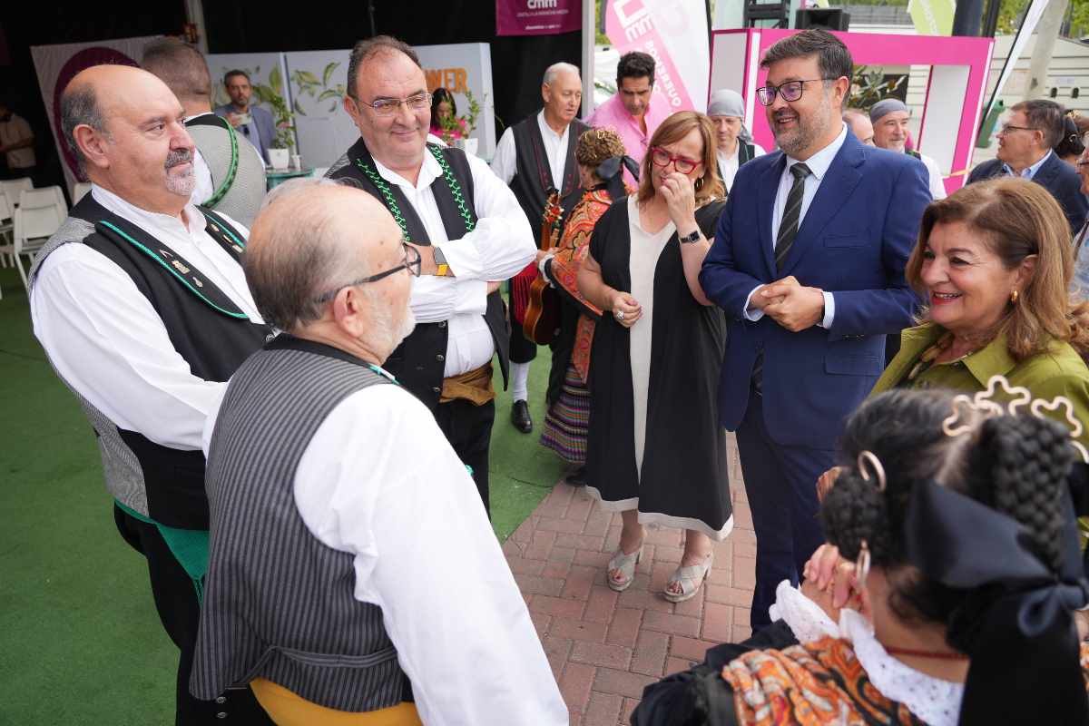 Firrma del consejero de Educación, Cultura y Deportes, Amador Pastor, y la directora del ente Castilla-La Mancha Media, Carmen Amores.