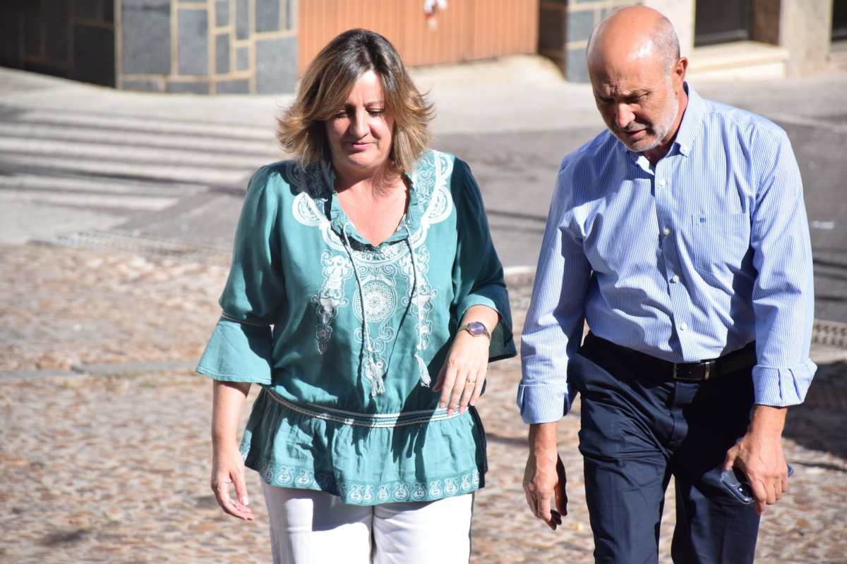 Patricia Franco, con el alcalde de Piedrabuena, José Luis Cabezas.