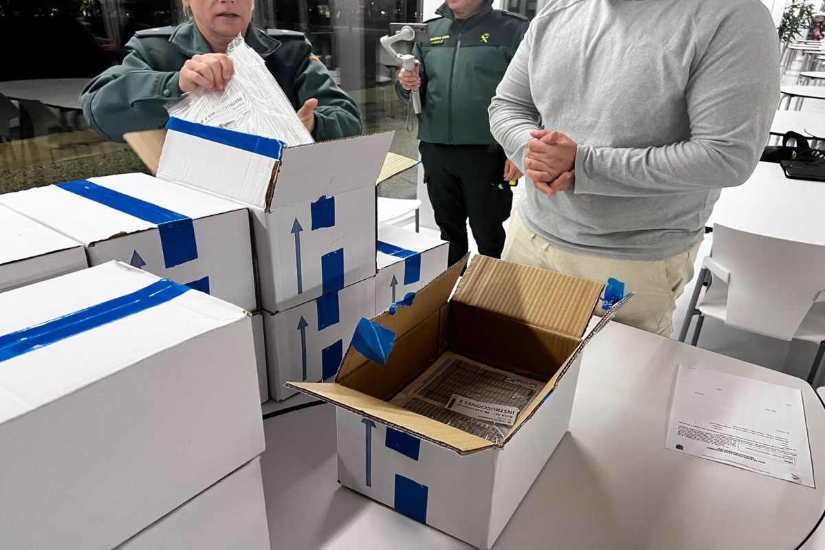 Agentes de la Guardia Civil custodian y comprueban las cajas que contienen las pruebas de oposición para ingresar al Instituto Armado.