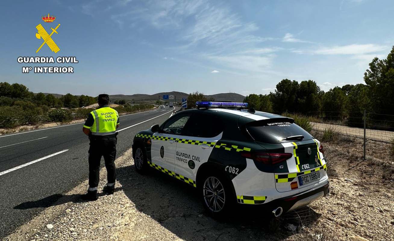 En la foto, un agente de la Guardia Civil de Tráfico,.