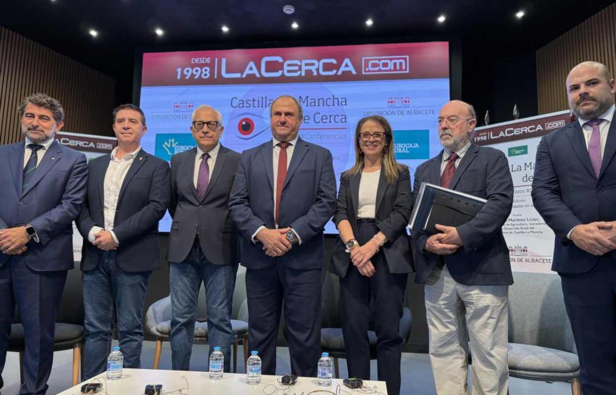 En el centro, el consejero de Agricultura, Ganadería y Desarrollo Rural, Julián Martínez Lizán.