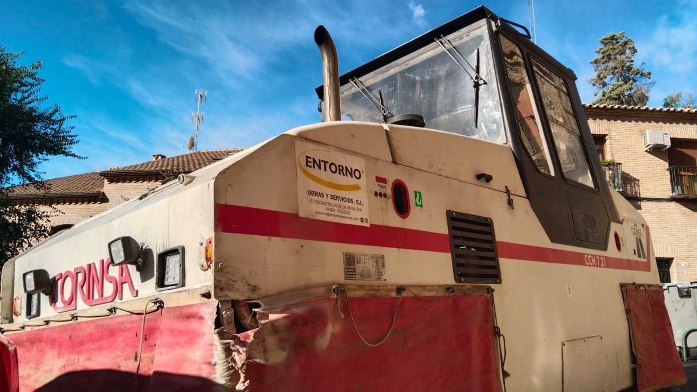 Imagen de la máquina que se empotró contra una vivienda en las Covachuelas, en Toledo. Foto: Rebeca Arango.