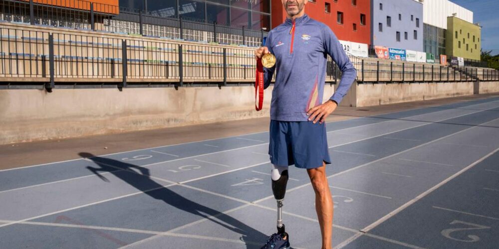 Dani Molina posa con su medalla. Foto: EFE.