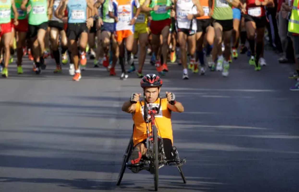 Omar Ortiz en una competición de handbike.