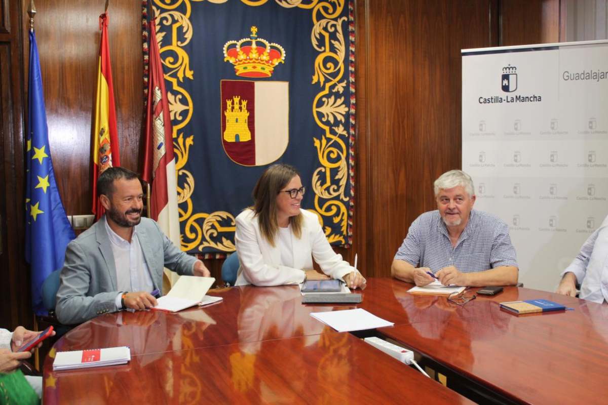 Esther Padilla, consejera Portavoz de Castilla- La Mancha en una reunión de trabajo con José Luis Escudero, delegado de la Junta en Guadalajara