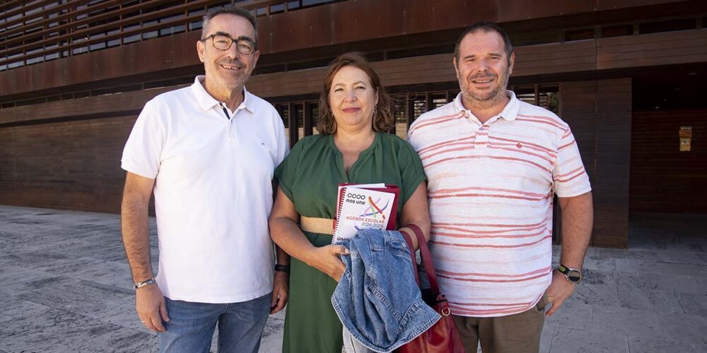 Paco de la Rosa, Ana Delgado y Antonio Romero, tras la reunión en la Consejería de Bienestar Social. Foto: Rebeca Arango.