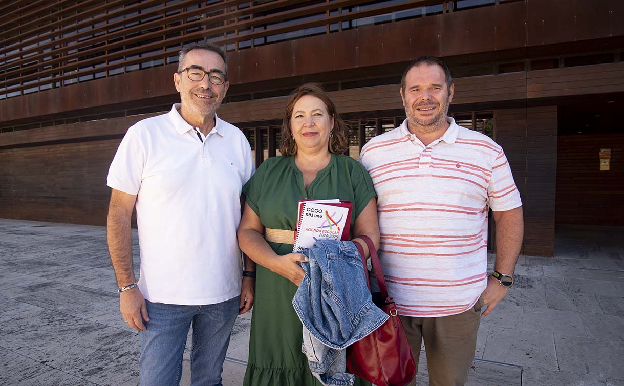 Paco de la Rosa, Ana Delgado y Antonio Romero, tras la reunión en la Consejería de Bienestar Social. Foto: Rebeca Arango.