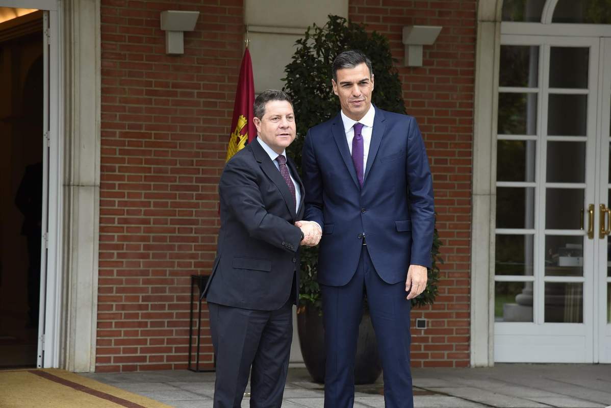 El presidente del Gobierno, Pedro Sánchez, va a recibir al titular del Ejecutivo de Castilla-La Mancha, Emiliano García-Page.