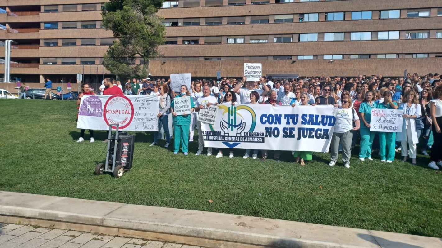 Protesta de hoy lunes a las puertas del Hospital de Albacete. Foto: @UCMResidencias.