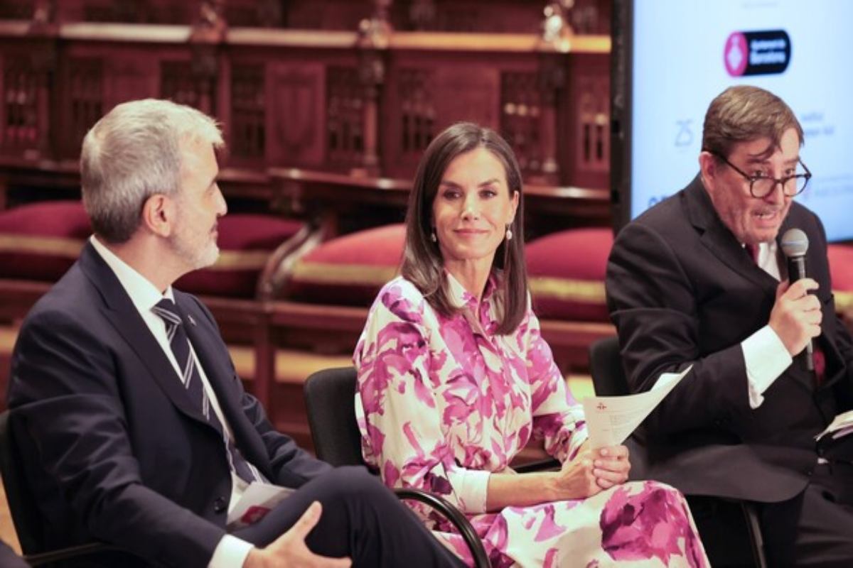 Reina Letizia durante la reunión con directores del Instituto Cervantes en Barcelona