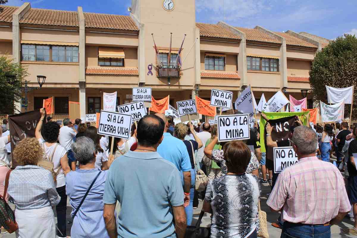 Concentración en Santa Cruz de Mudela contra la minería de tierras raras.