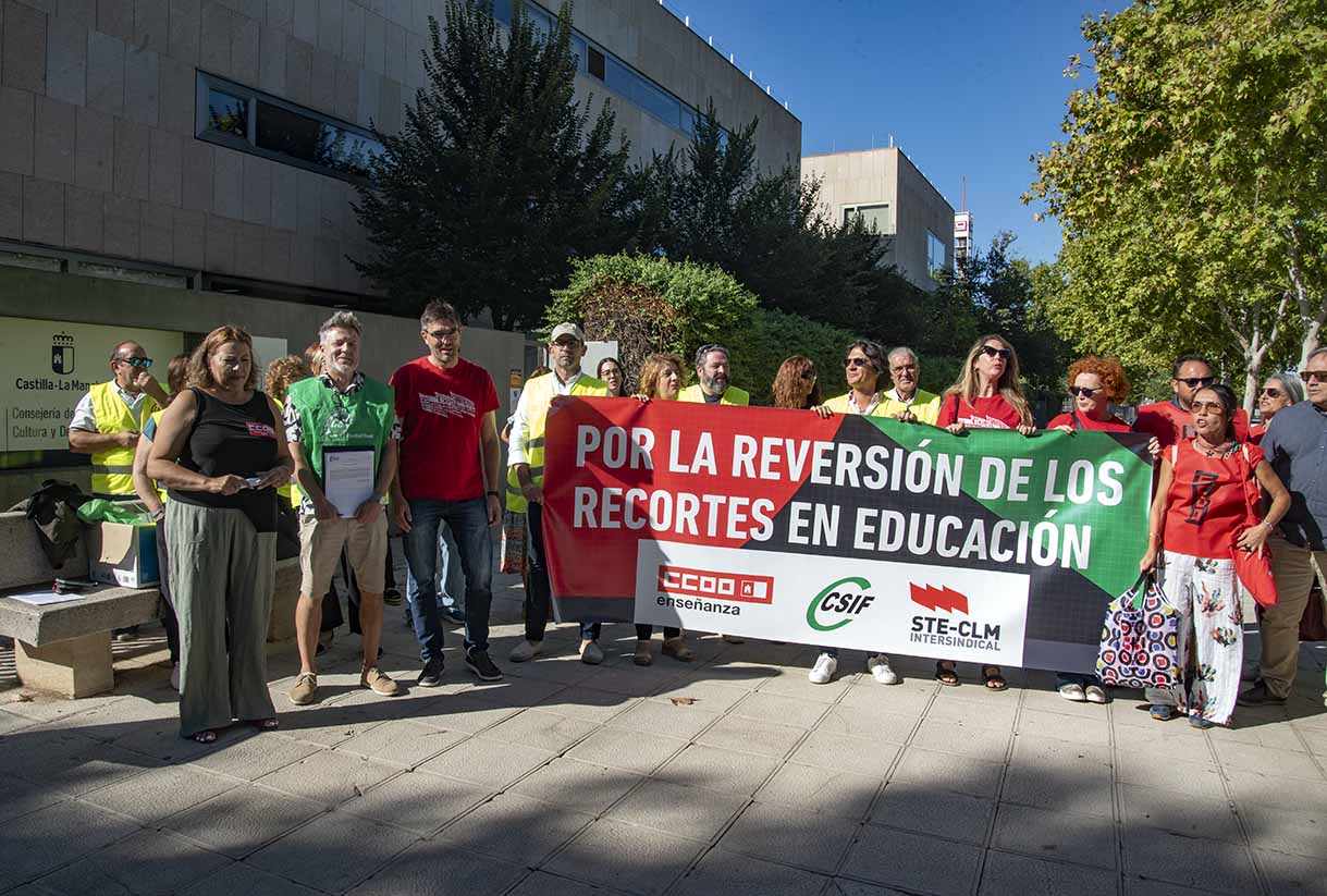 Concentración en Toledo, ante la Consejería de Educación. Imagen: Rebeca Arango.