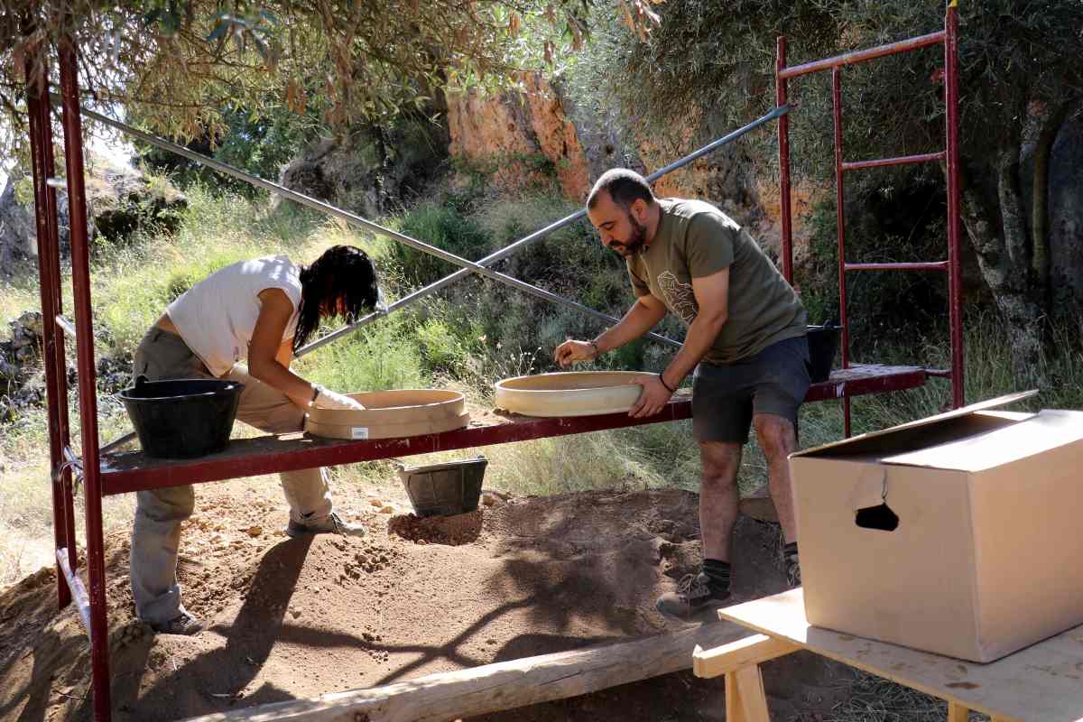 Imagen de las excavaciones en el Abrigo de Malia, en Tamajón (Guadalajara).