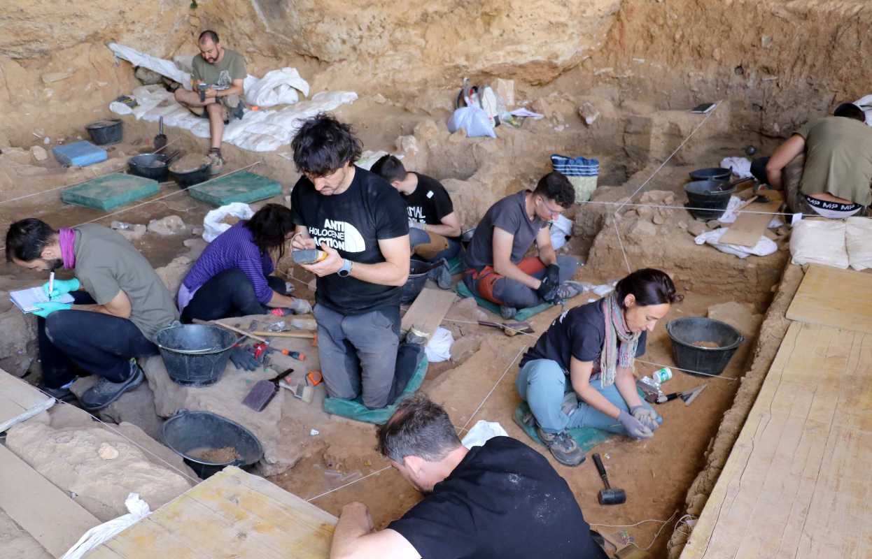 Imagen de las excavaciones en el Abrigo de Malia, en Tamajón (Guadalajara).