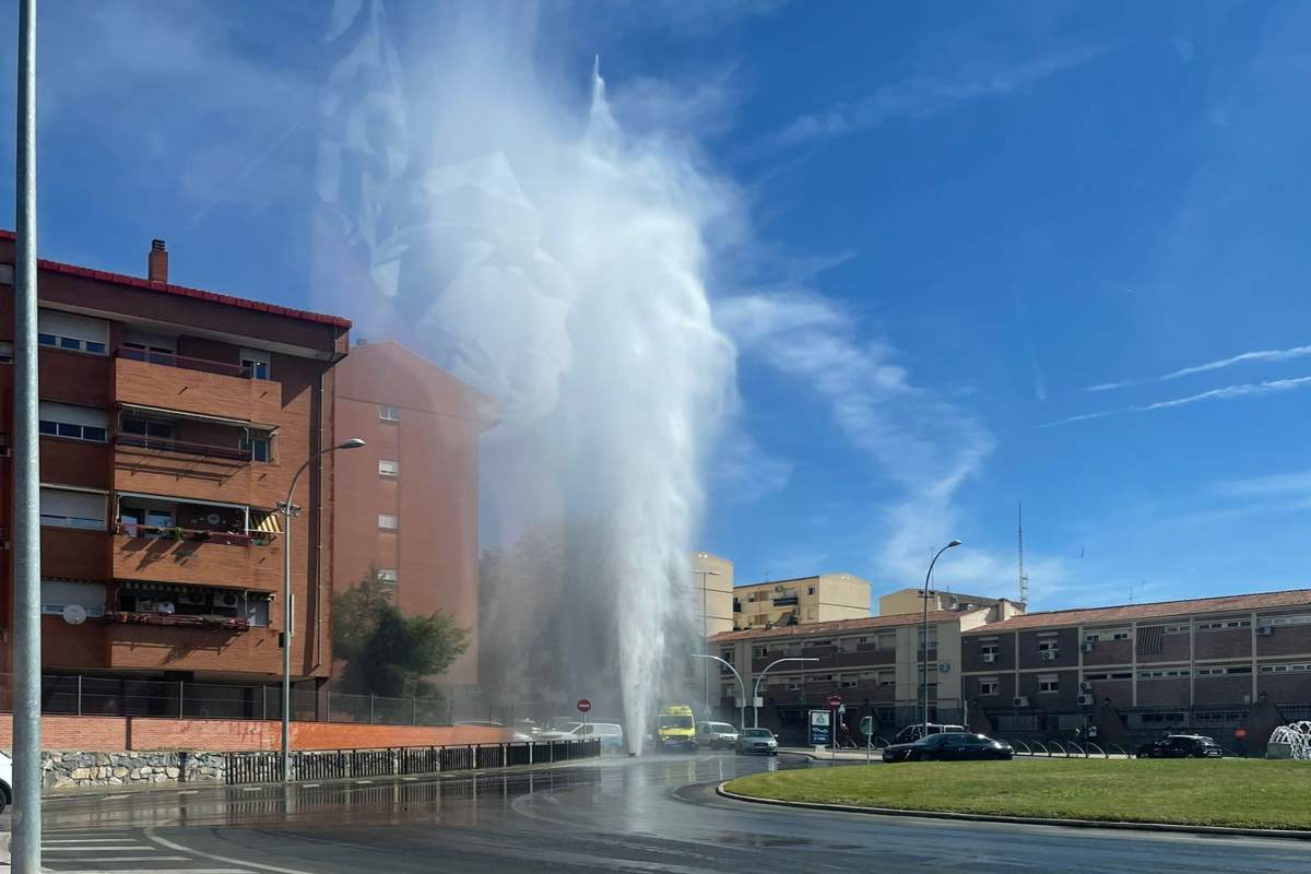 Imagen de la impresionante columna de agua en la avenida de Portugal.