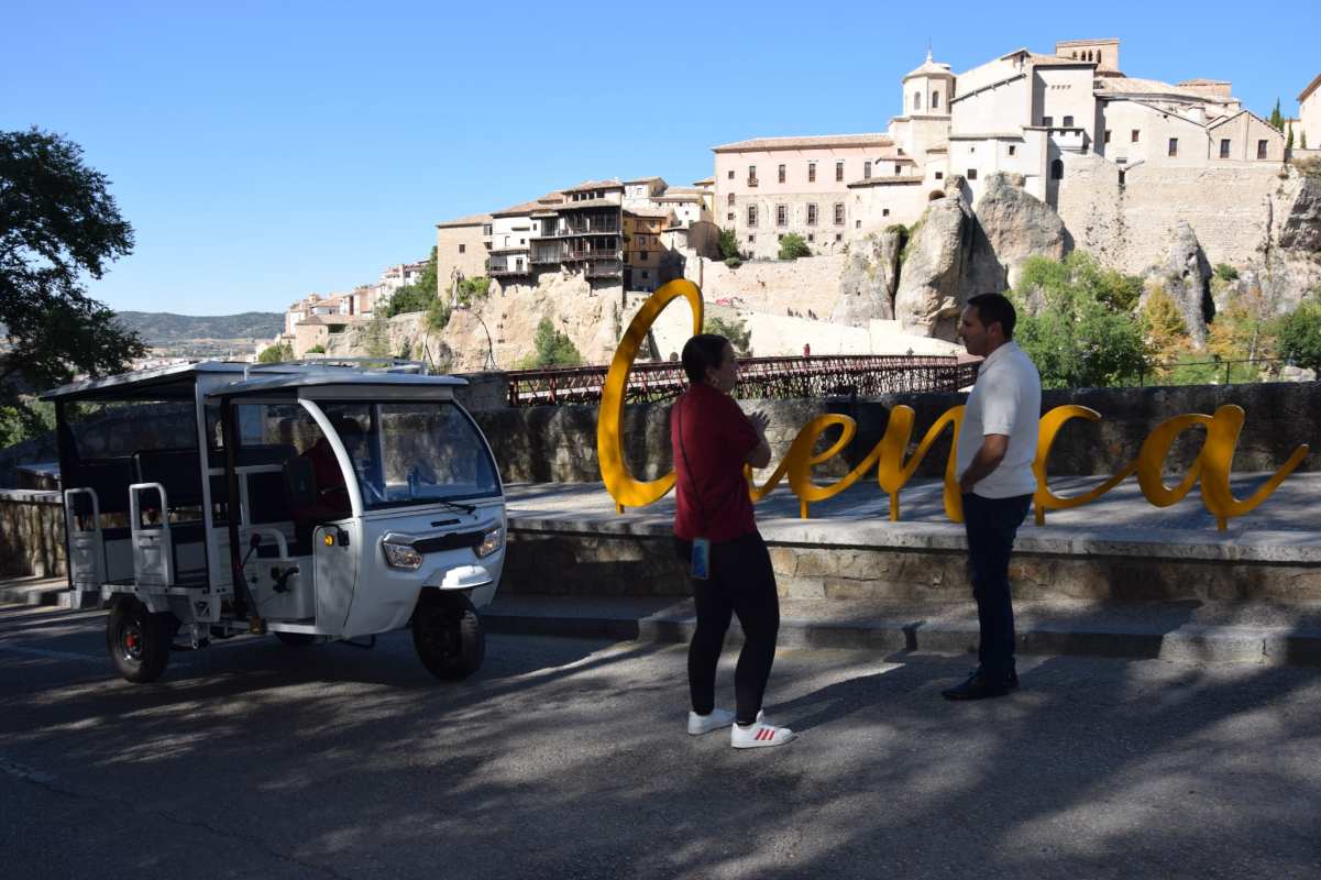 Álvaro Martínez Chana, presidente de la Diputación de Cuenca, conociendo el nuevo servicio de "tuk-tuk.