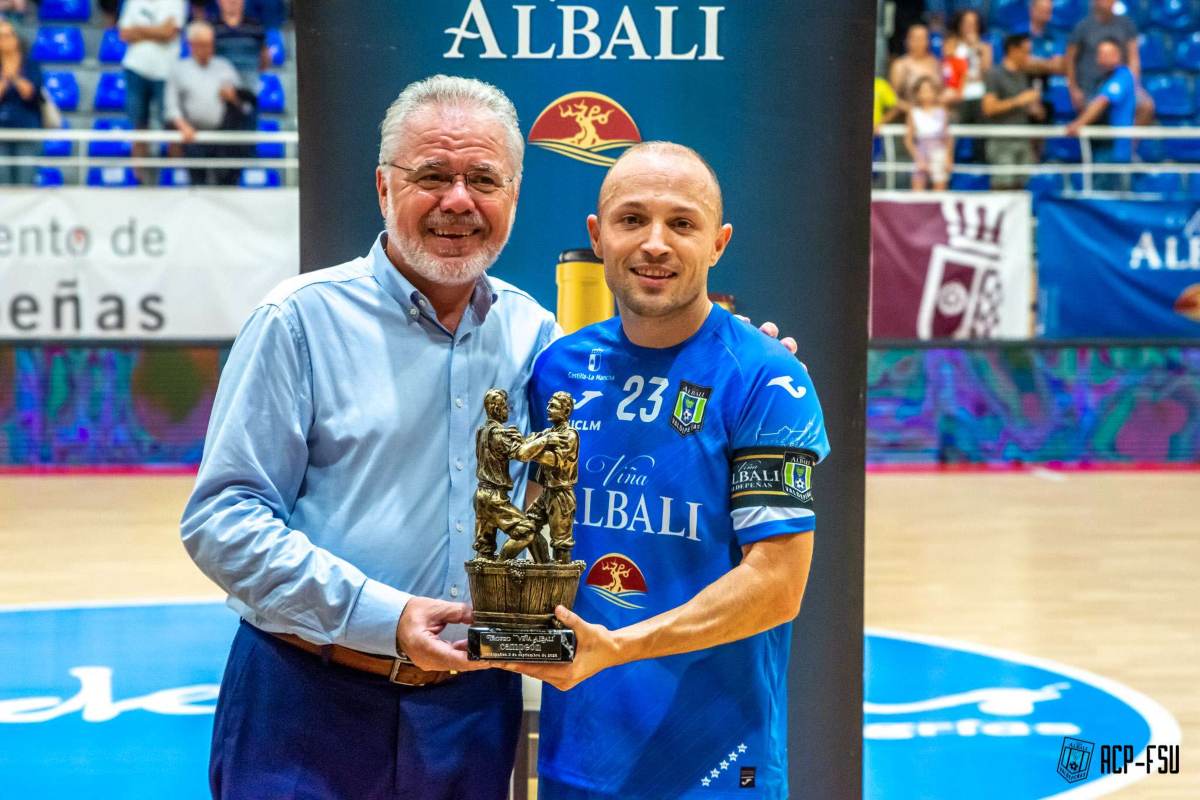 El conjunto azulón se llevó su trofeo. Foto: Viña Albali Valdepeñas.