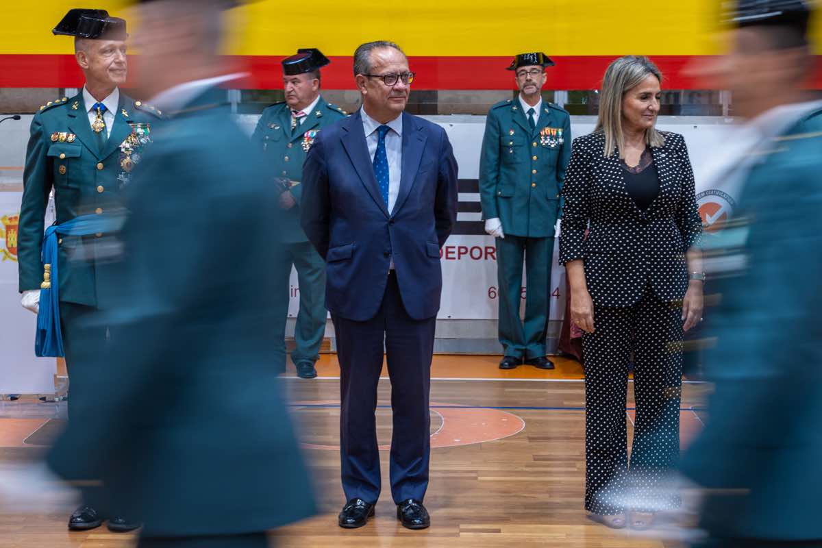 El consejero de Hacienda, Administraciones Públicas y Transformación Digital, Juan Alfonso Ruiz Molina(1i), la delegada del gobierno en C-LM, Milagros Tolón(1d), el general jefe de la Zona de Castilla-La Mancha de la Guardia Civil, Francisco Javier Cortés, en el acto en Toledo con motivo de la festividad de la Virgen del Pilar. EFE/Ángeles Visdómine