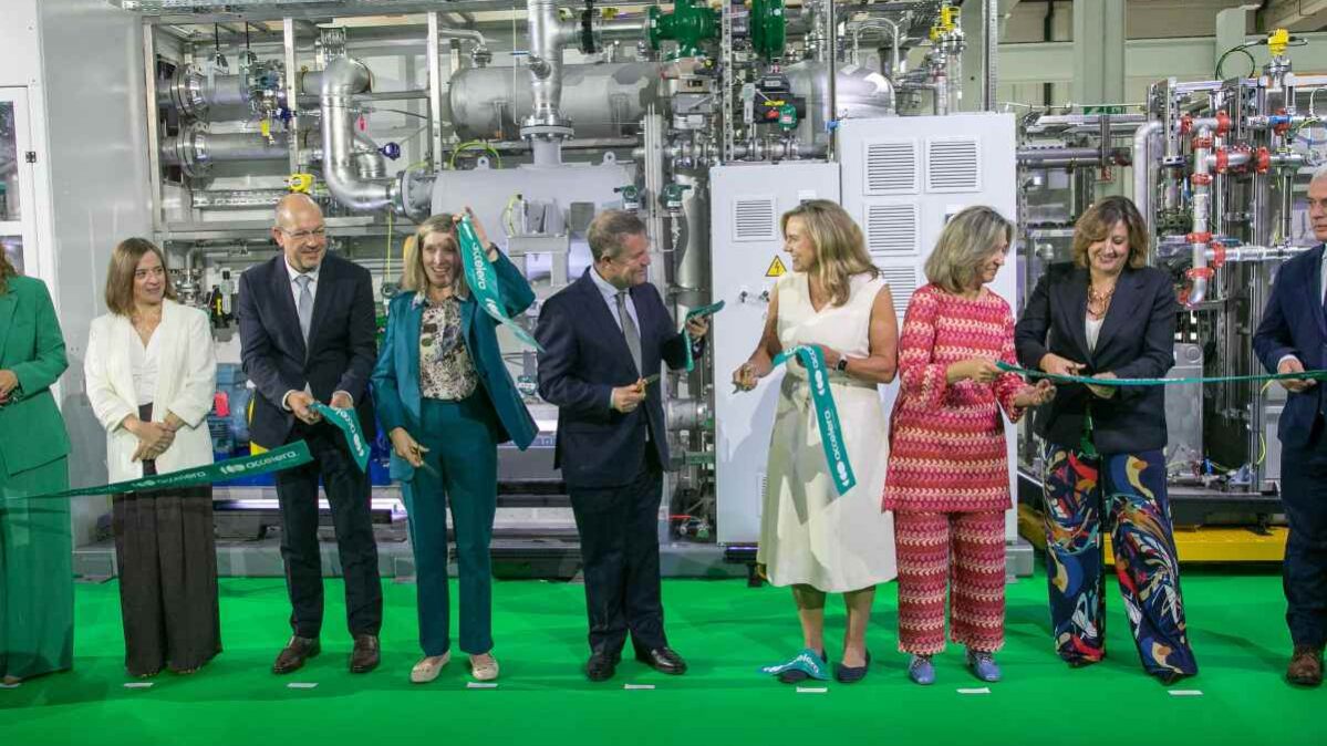 Corte de cinta en la inauguración de Accelera by Cummins en Guadalajara