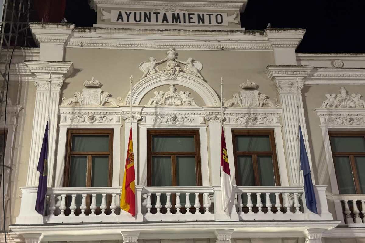 Banderas a media asta Ayuntamiento de Guadalajara