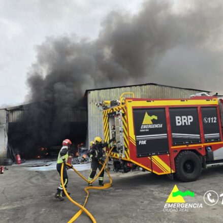 Bomberos trabajando en las labores de extinción del incendio de Argamasilla