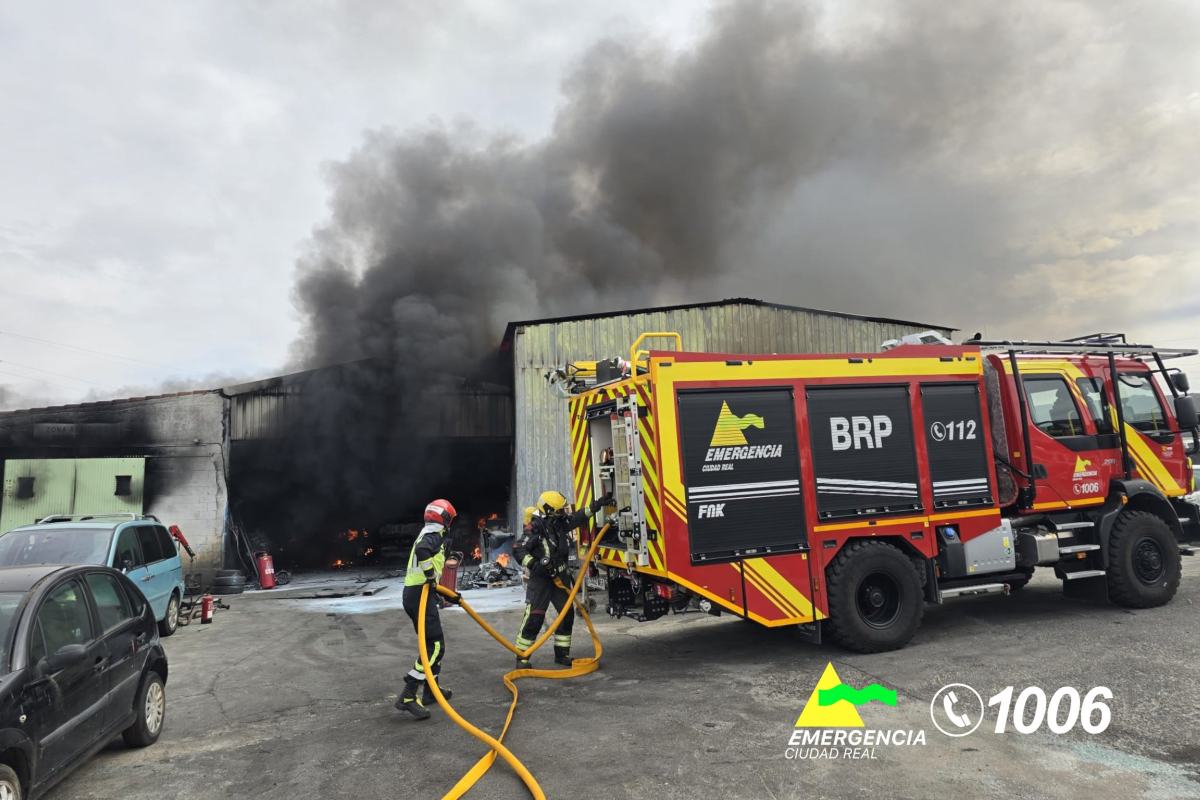 Bomberos trabajando en las labores de extinción del incendio de Argamasilla