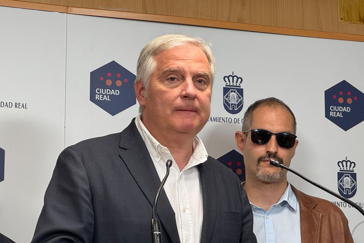 El alcalde de Ciudad Real, Francisco Cañizares, durante una rueda de prensa