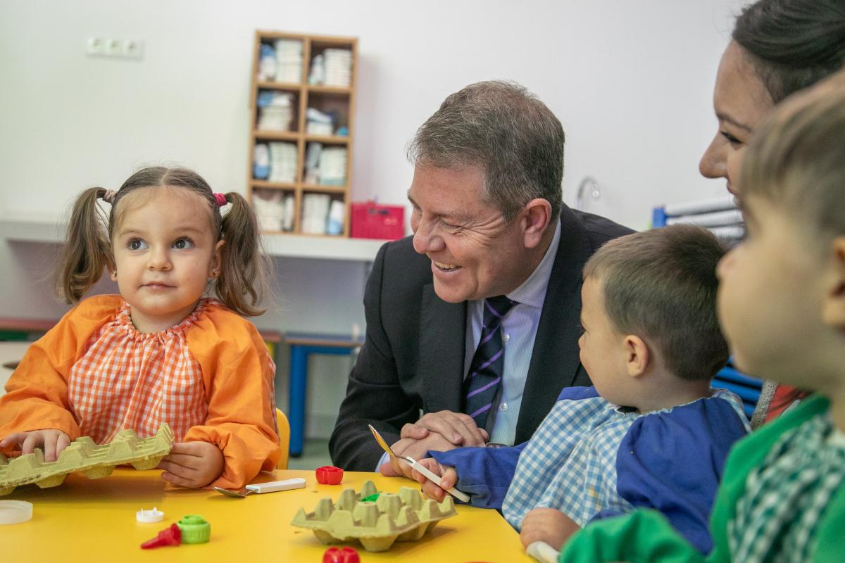 El presidente de Castilla-La Mancha ha inaugurado la nueva escuela infantil de San Carlos del Valle