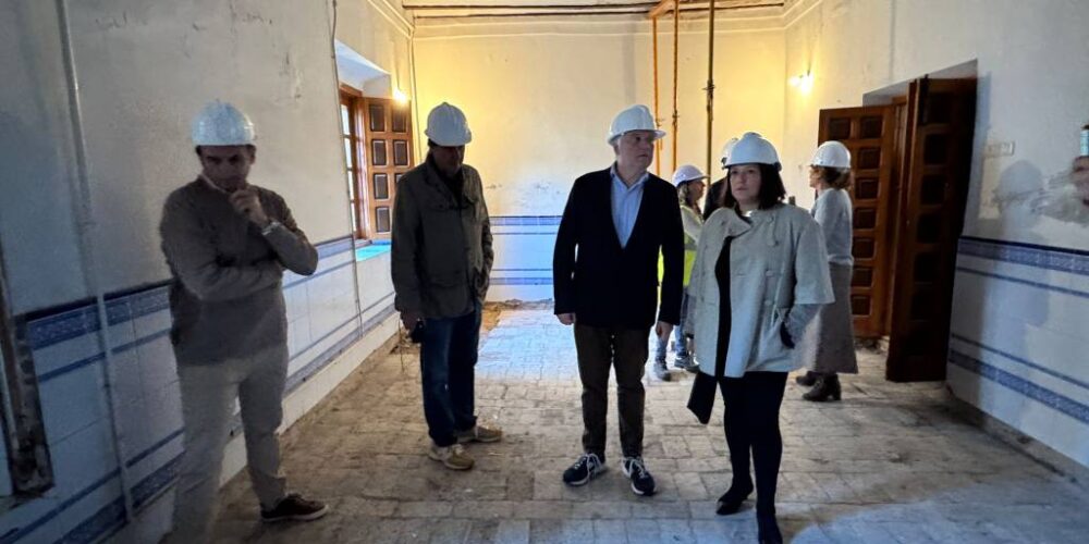 El alcalde ha visitado el interior del convento, acompañado de varios concejales y técnicos municipales