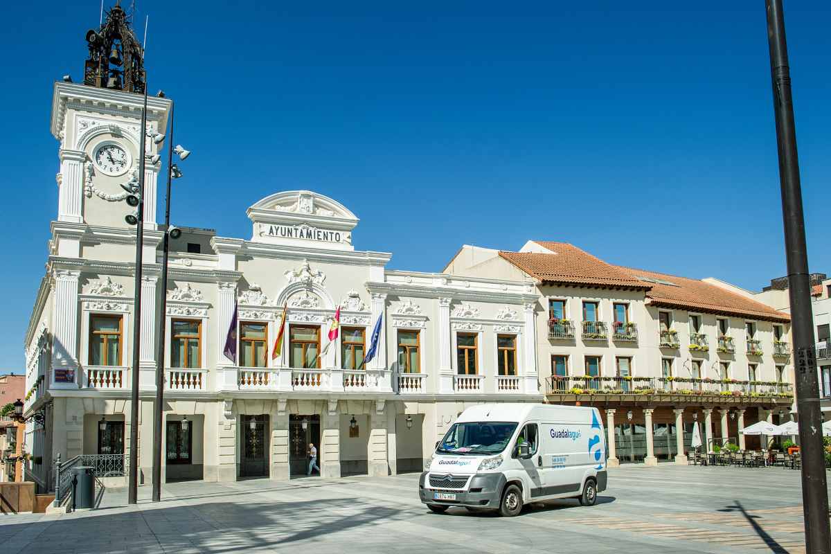 Ayuntamiento de Guadalajara y furgoneta de Guadalagua