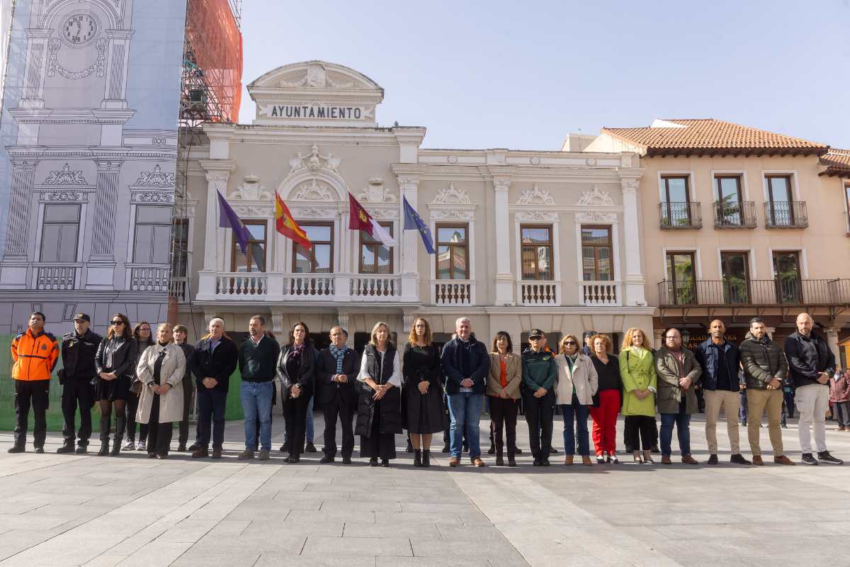 El Ayuntamiento de Guadalalajara guarda un minuto de silencio por los afectados por la DANA