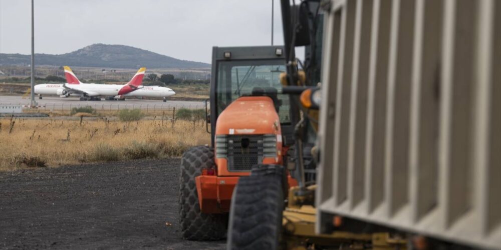 Maquinaria en las inmediaciones del aeropuerto de Ciudad Real