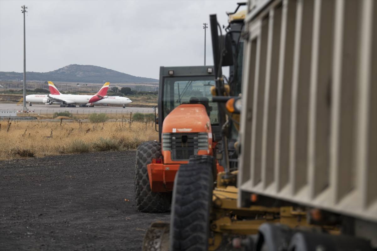 Maquinaria en las inmediaciones del aeropuerto de Ciudad Real