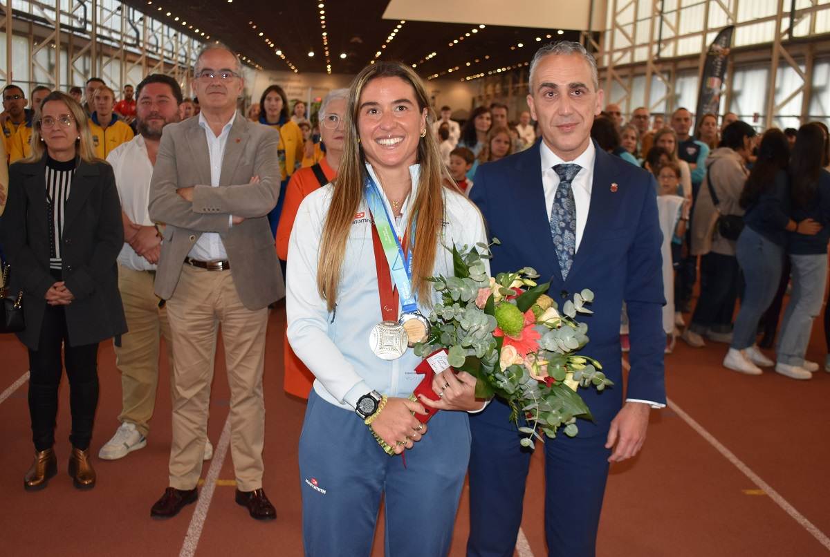 Marta Francés junto al alcalde de Puertollano