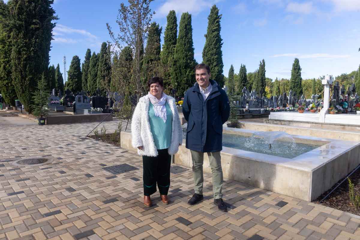 El concejal de Servicios Municipales, David García, y la concejal de Empleo, Begoña García presentan las mejoras realizadas en el cementerio de Guadalajara.