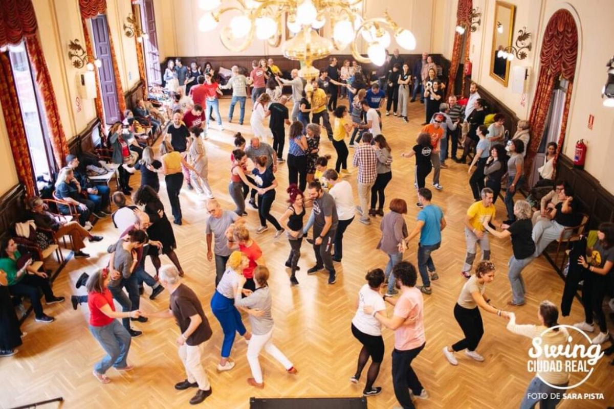 Participantes de una edición del festival bailando swing en el Antiguo Casino