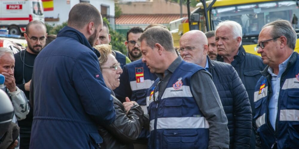 El presidente de Castilla-La Mancha, Emiliano García-Page, con una mujer afectada por la DANA en Letur