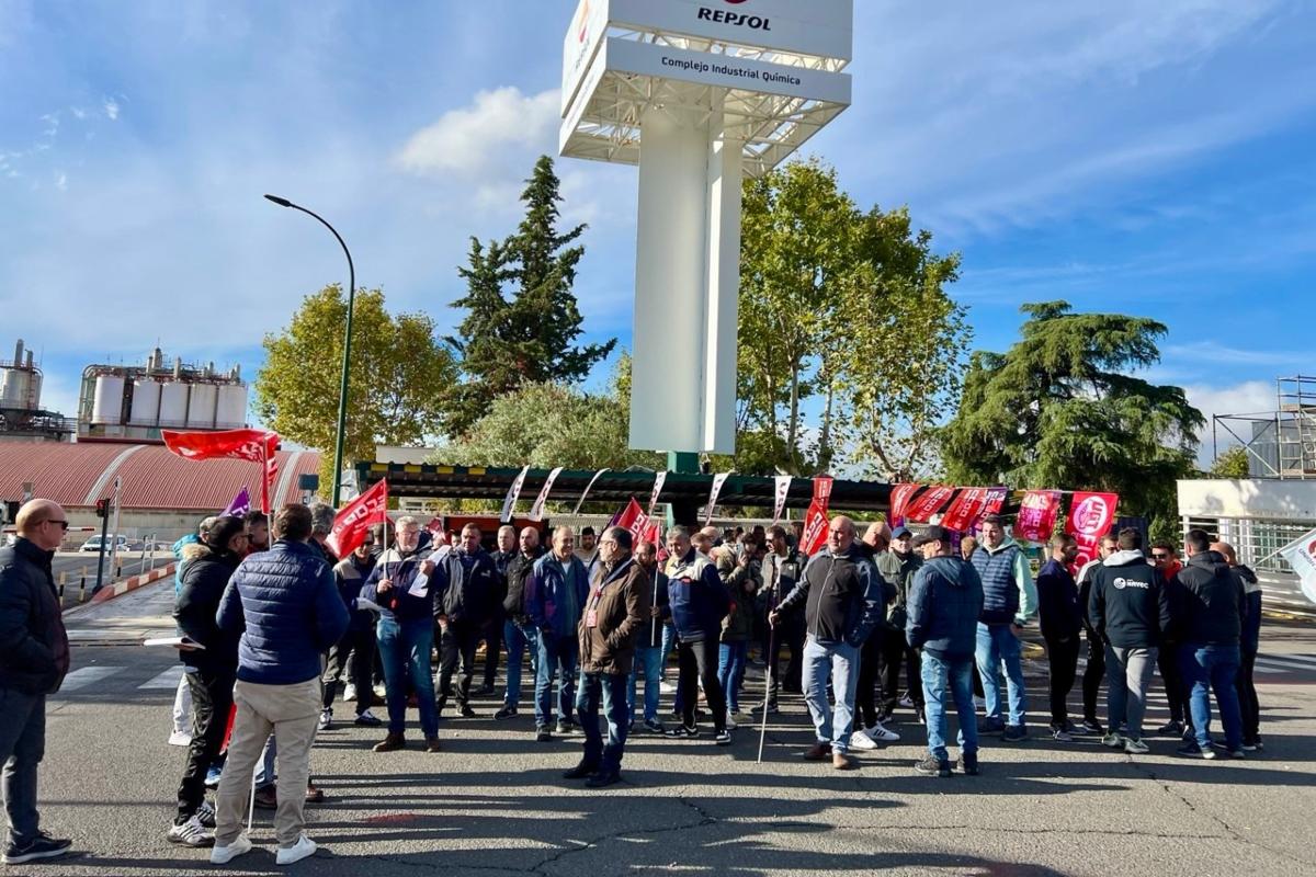 Trabajadores de Navec a las puertas del complejo de Repsol en Puertollano