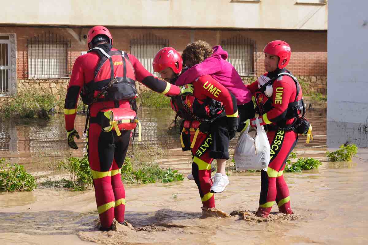 Efectivos de los cuerpos de rescate ayudando a los afectados por las inundaciones en la localidad conquense de Mira este miércoles, tras el paso de la Dana que azota principalmente la zona este y sur de España. EFE/ Álvaro del Olmo