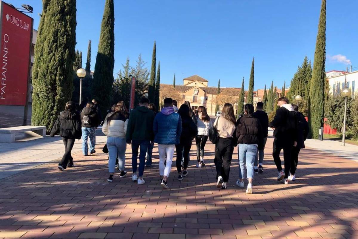 Varios estudiantes acceden al Campus de la UCLM en Ciudad Real