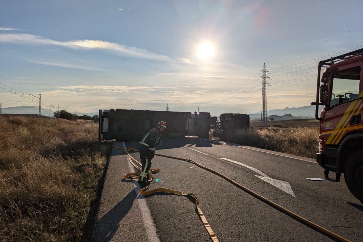 Vuelco de un camión cisterna en Puertollano