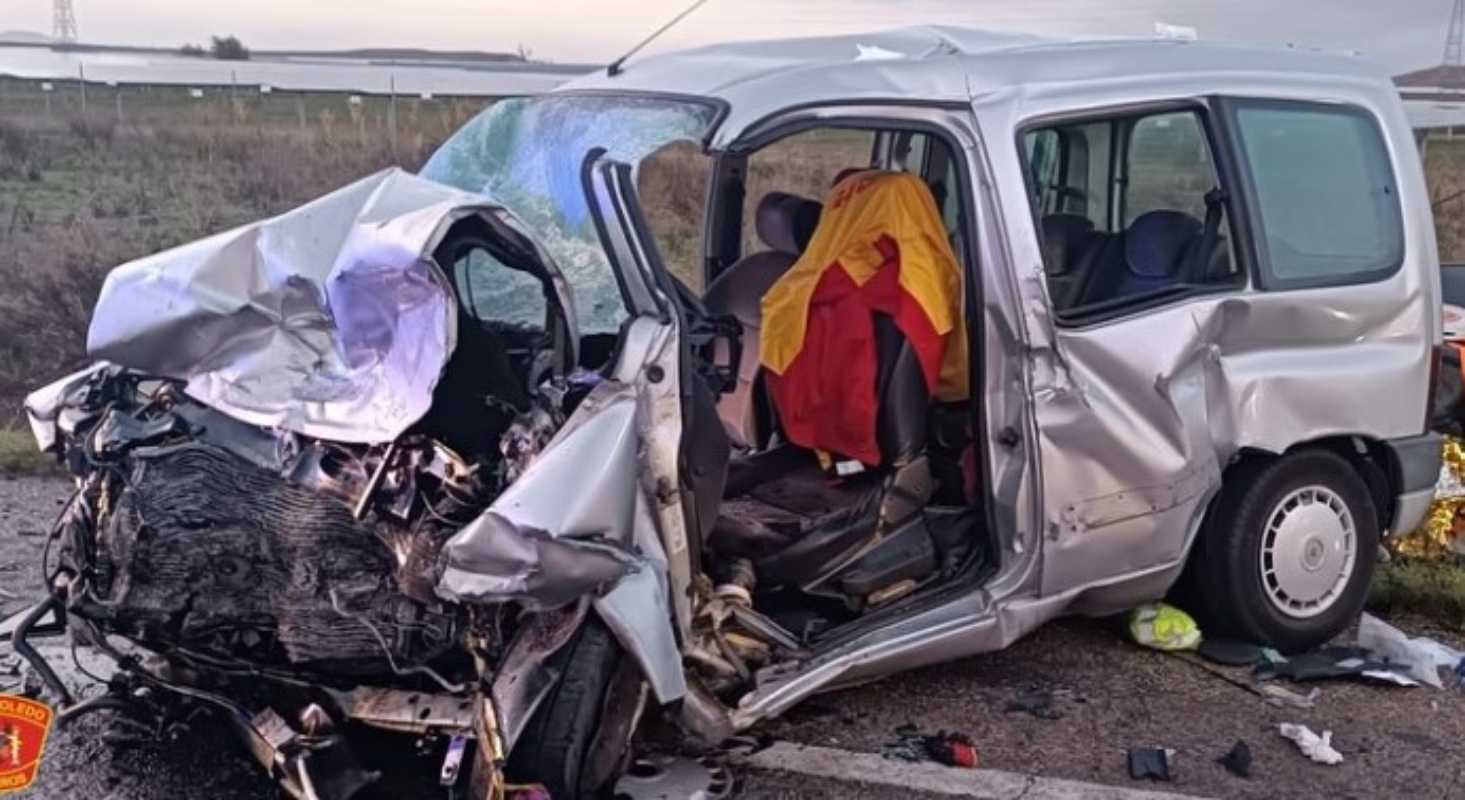 Así quedó la furgoneta en el accidente de Villaseca. Foto: Cpeis Toledo.